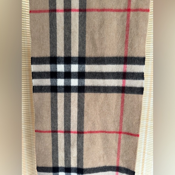 Burberry checked cashmere scarf - Picture 2 of 5